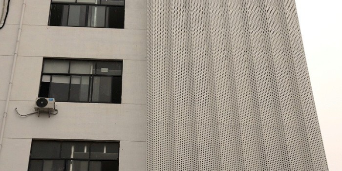 在鋁單板廠家定制的沖孔鋁單板安裝過程需要注意什么？