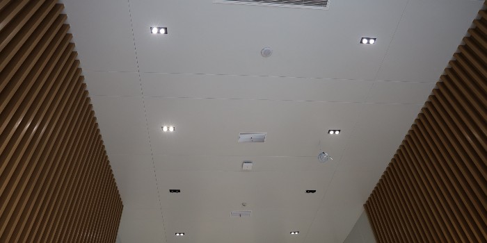 鋁單板廠家哪里找？避免小車間式生產(chǎn)廠家