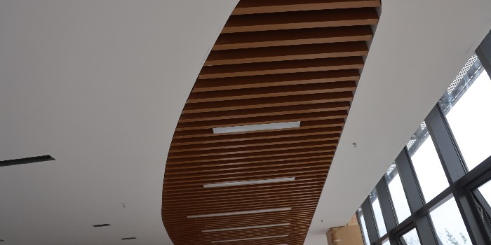 便宜的鋁單板哪里有？24年鋁單板廠家建議：避免踩到低價(jià)鋁單板的坑